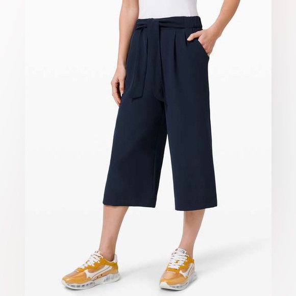 Lululemon Noir Crop Pant in True Navy Womens 6 Blue Wide Leg Flowy Belted W6AYAS - Picture 1 of 9